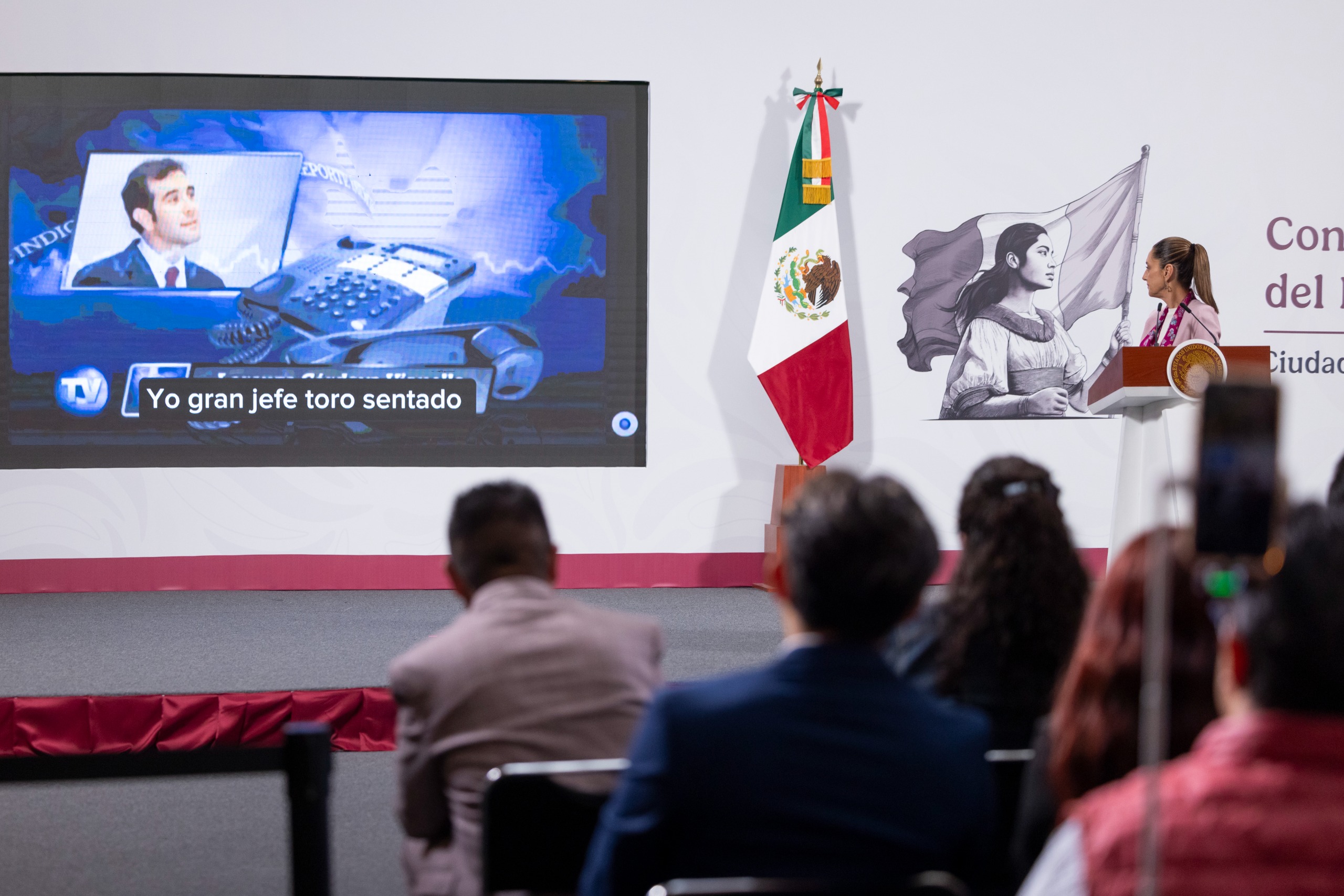 Sheinbaum exhibe a Lorenzo Córdova en la mañanera