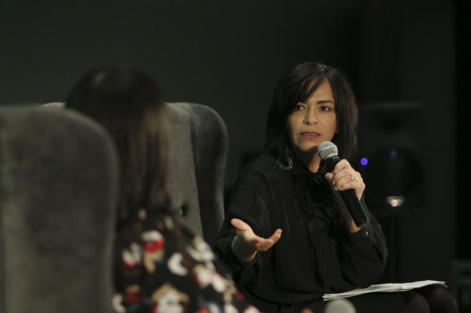 Anabel Hernández reaparece con guardaespaldas