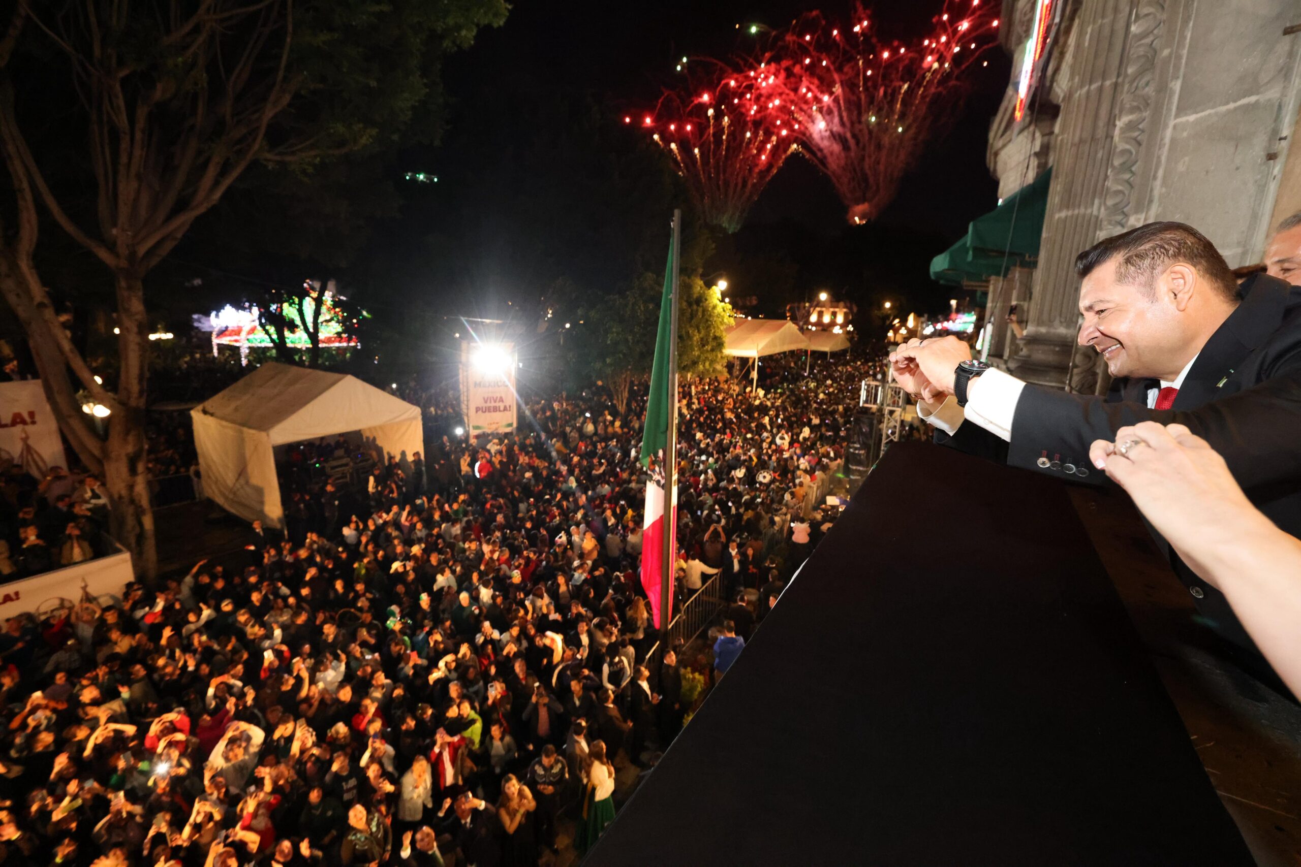 Poblanos acuden al grito de independencia de Armenta