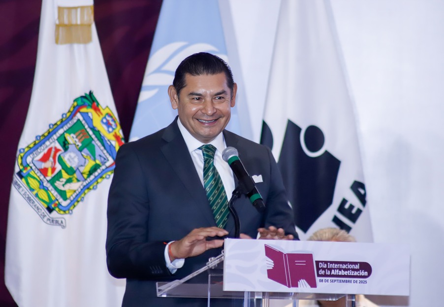 Armenta se une a campaña de alfabetización en Puebla