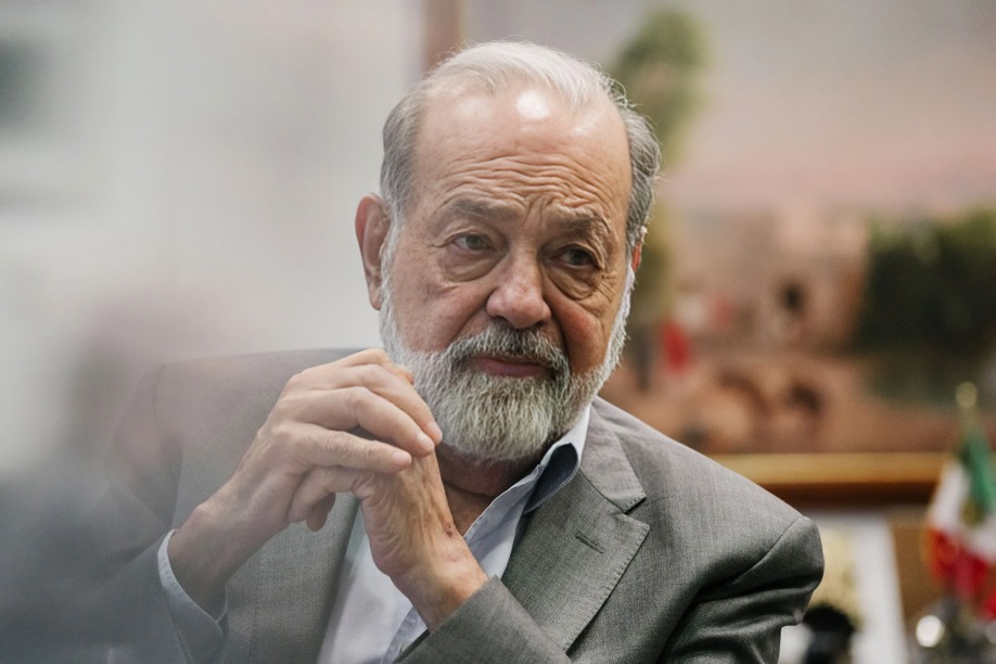Carlos Slim firma acuerdo con Pemex para perforar poxos