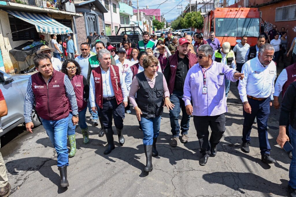 Delfina Gómez caminando