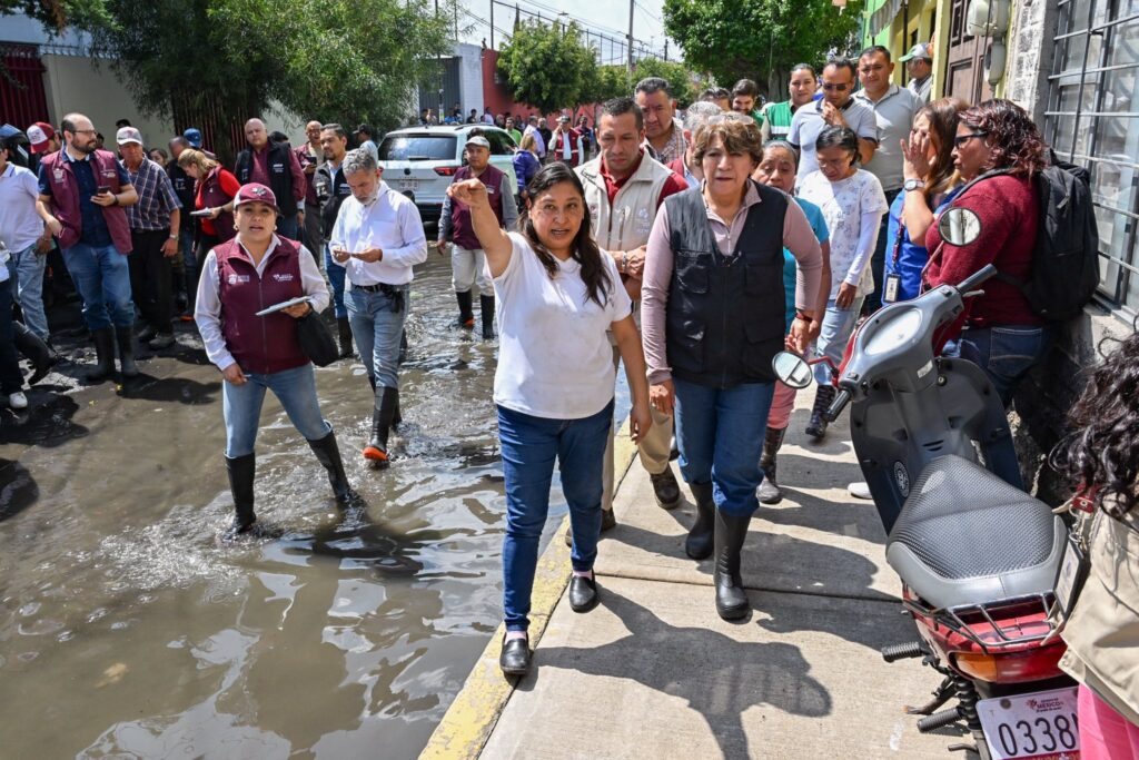 Delfina Gómez con vecinos en Neza