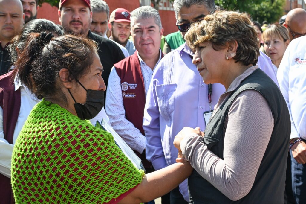 Delfina con vecina en Neza