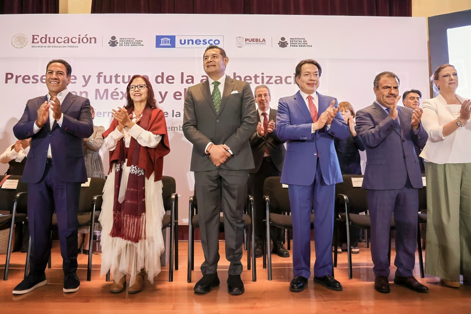 Mario Delgado reafirma compromiso de alfabetización en México