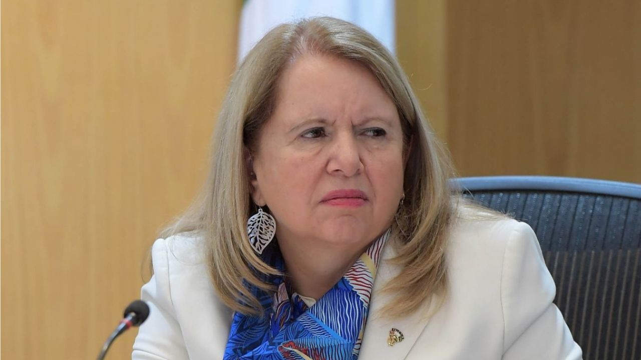 Ministra Loretta Ortiz critica austeridad