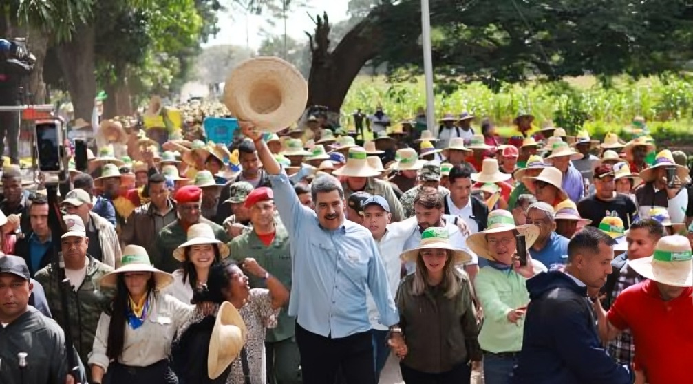 Nicolás Maduro con campesinos