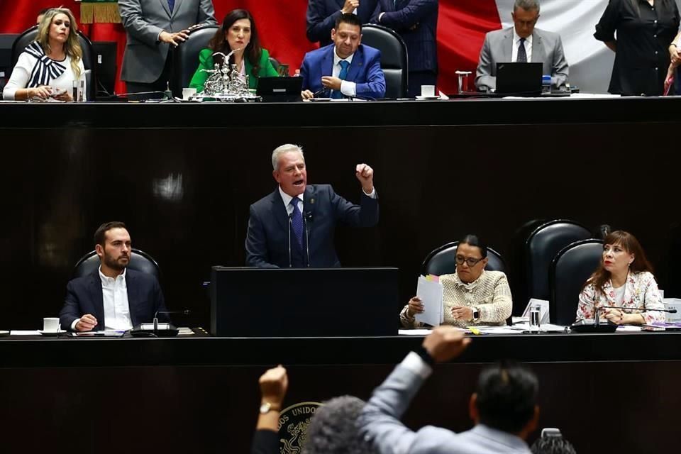 PAN denuncia en tribuna a hijos de AMLO