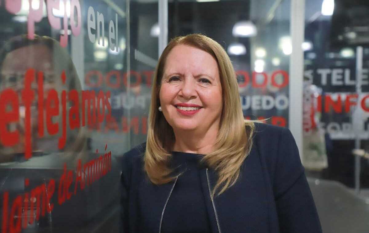 Pese a ganar 16 veces el salario mínimo, Loretta Ortiz estalla contra la austeridad