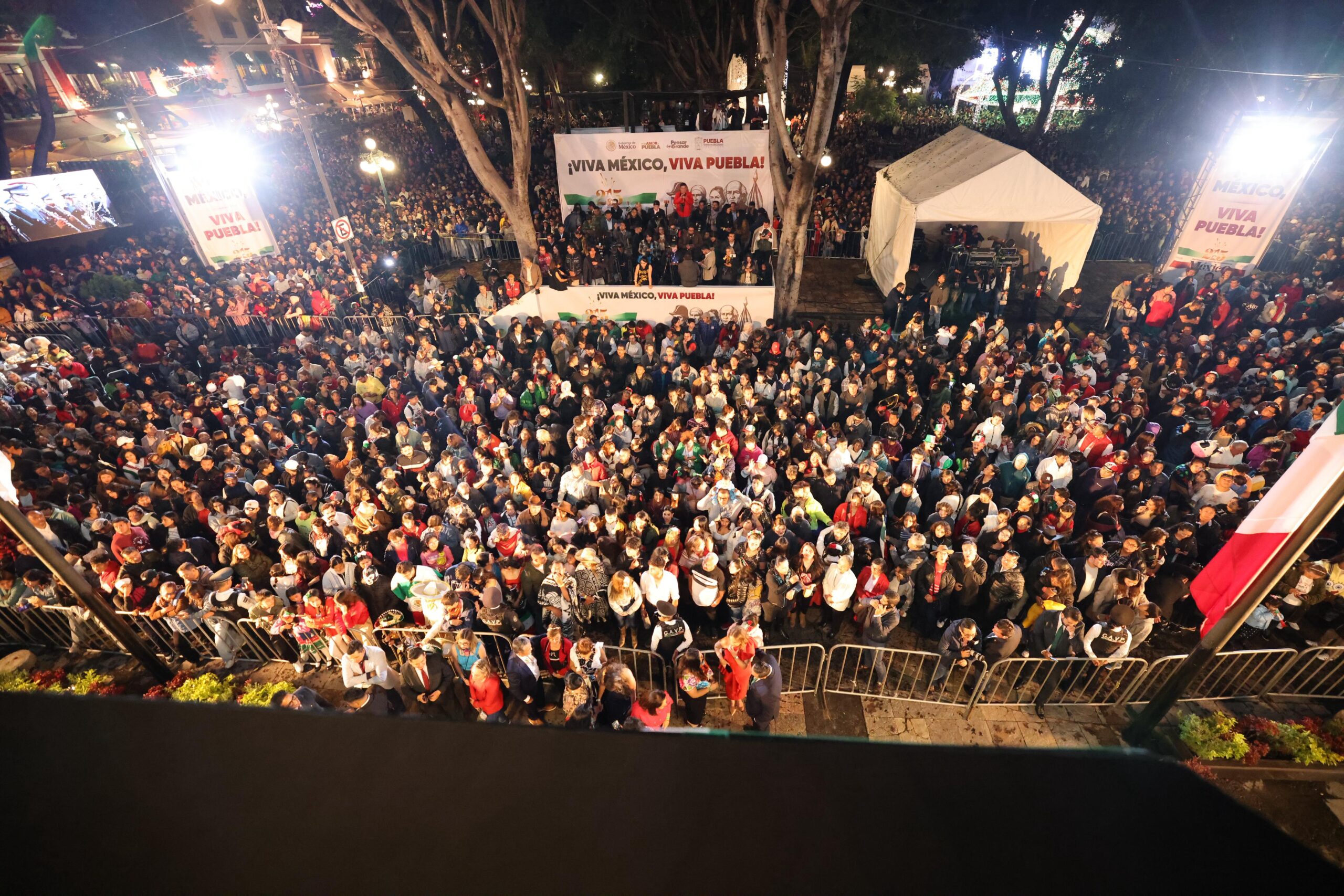Poblanos acuden al grito de independencia de Armenta