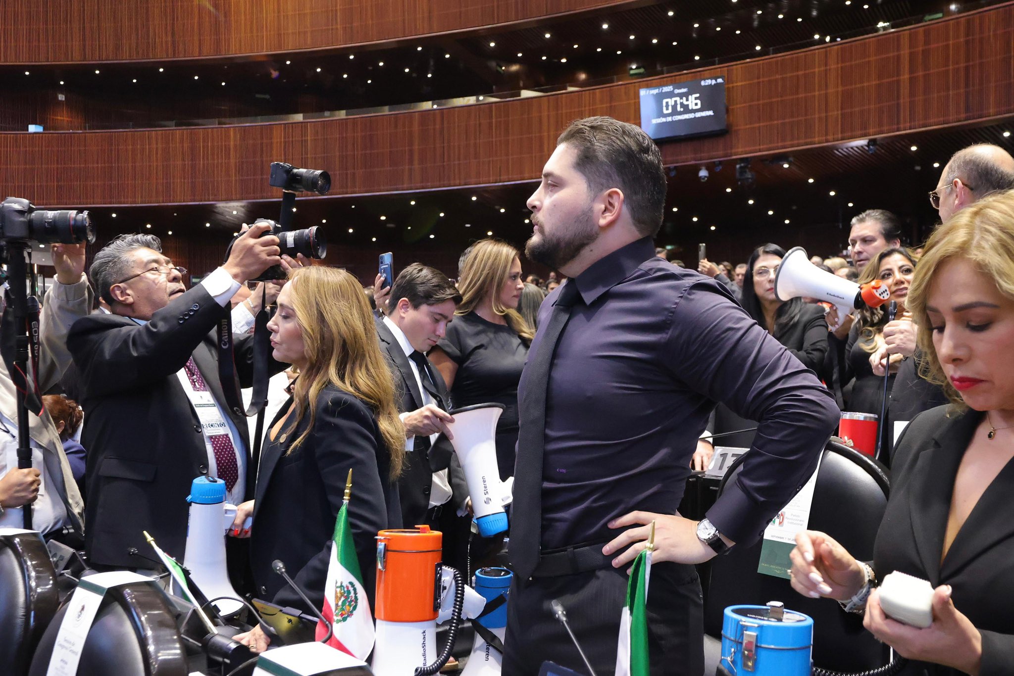 Revelan precio de reloj de Carlos Mancilla