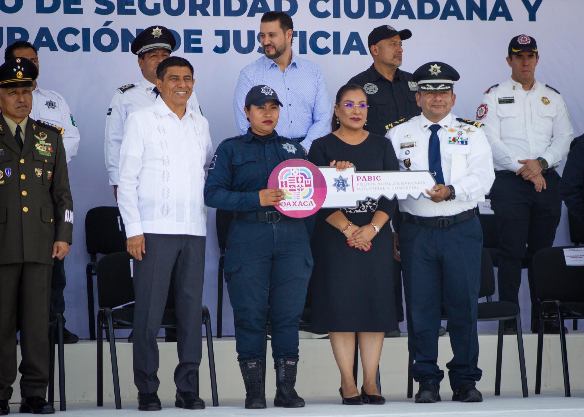 Salomón Jara entrega armamento 