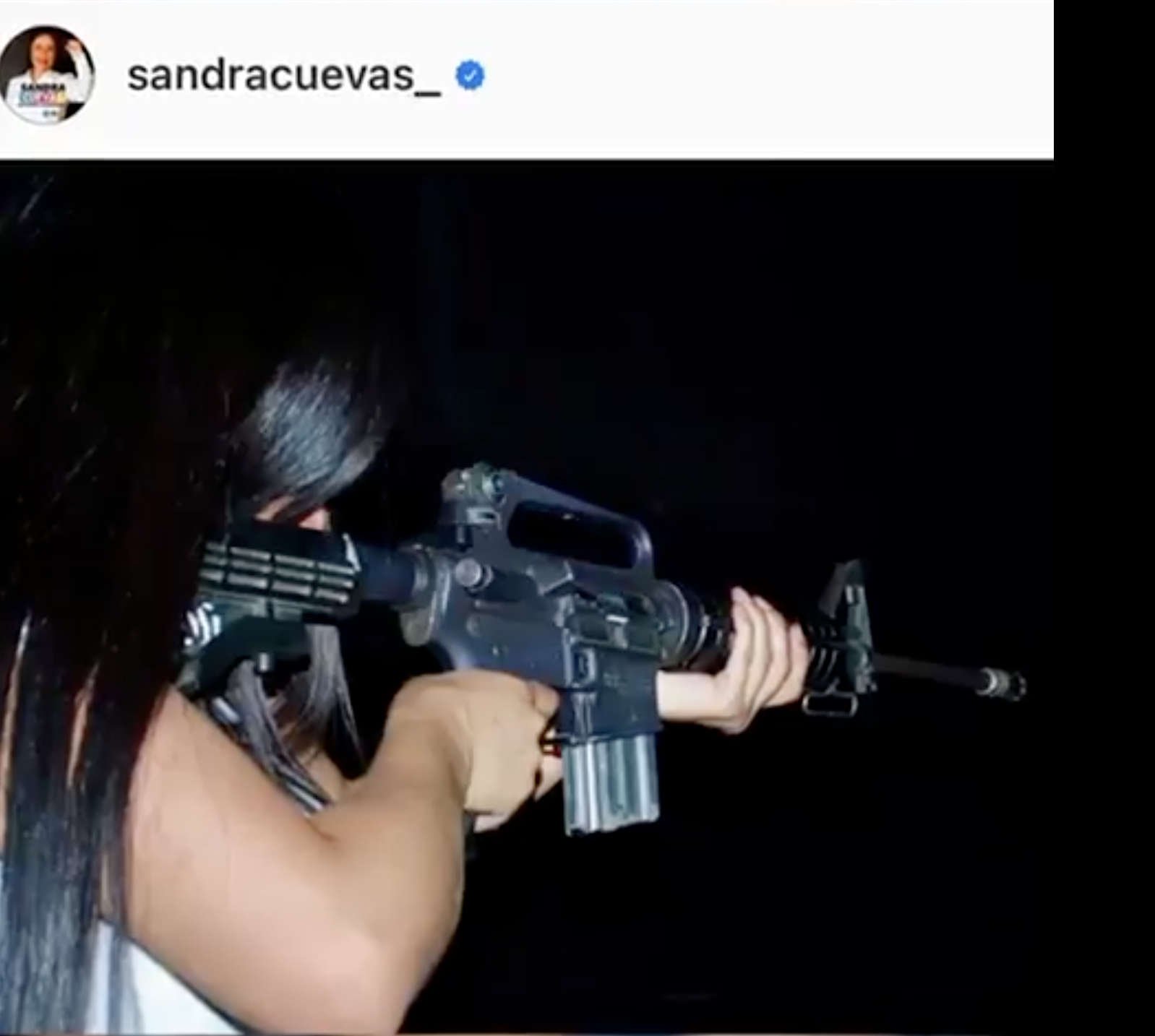 Sandra Cuevas con arma del Ejército 