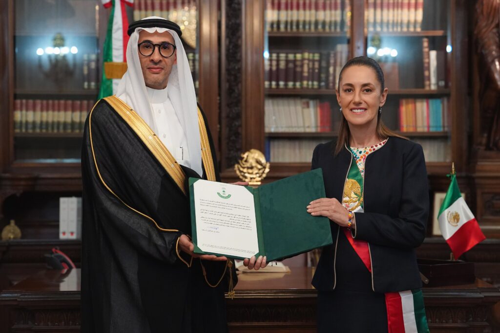 Sheinbaum y embajador arabe