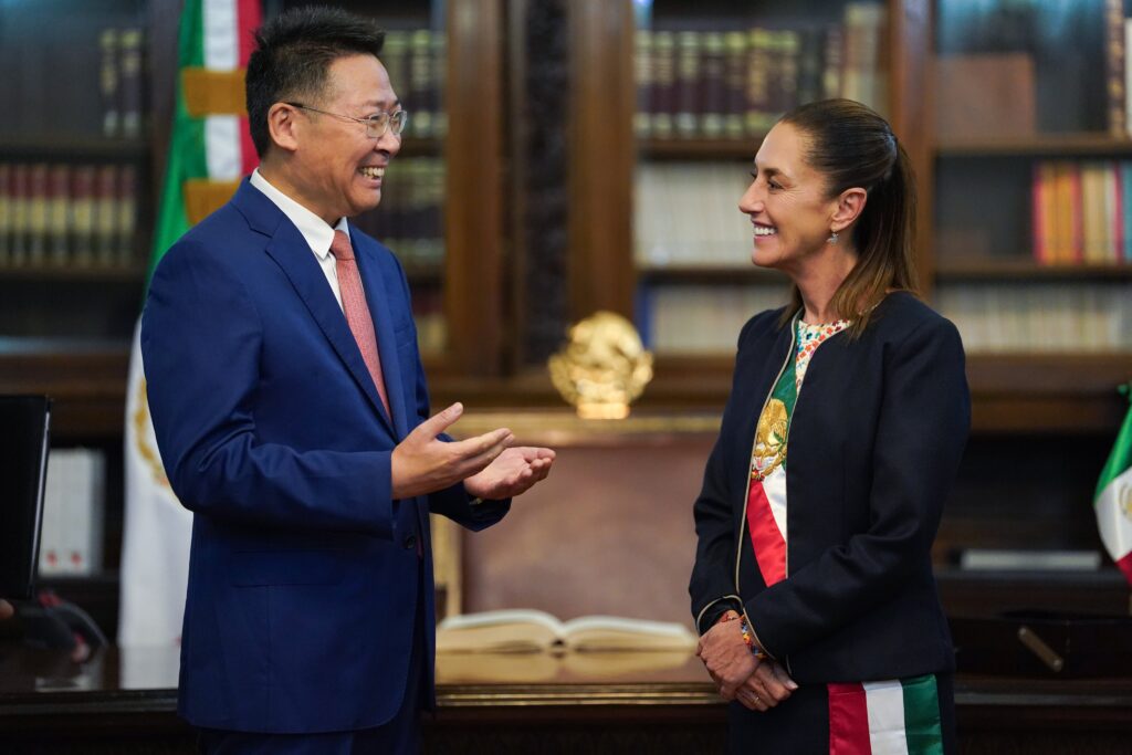 Sheinbaum y el embajador de China