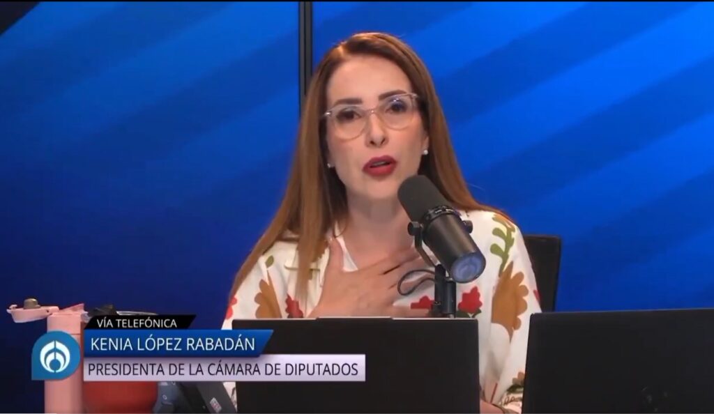 Uresti entrevista Kenia López
