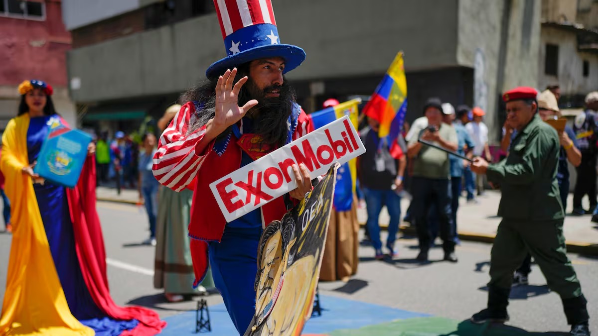 Venezuela se defenderá de agresiones extranjeras: Maduro