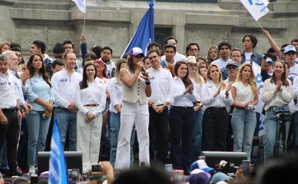 Alessandra Rojo aparece en relanzamiento del PAN