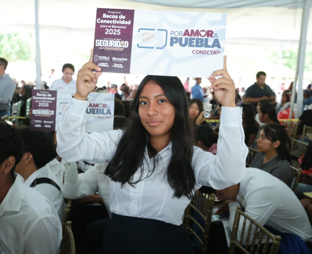 Armenta entrega apoyos a jóvenes