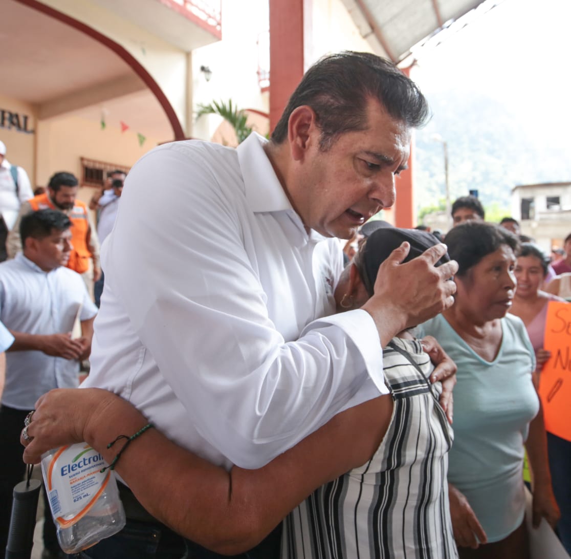 Armenta atiende a pobladores de la Sierra 