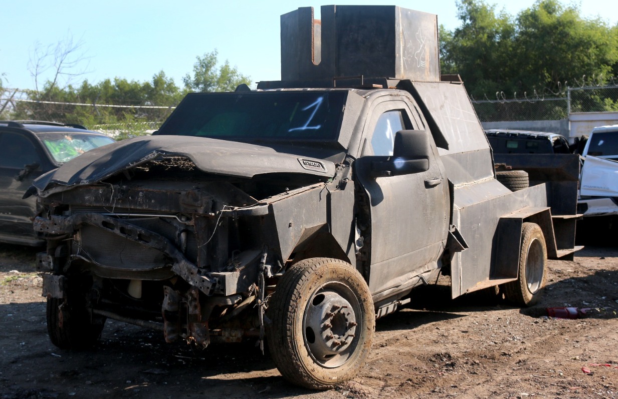 Autoridades destruyen vehículos monstruo usados por el crimen organizado