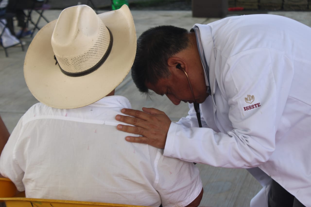 Brigadas del Issste ofrecen servicio médico en zonas afectadas