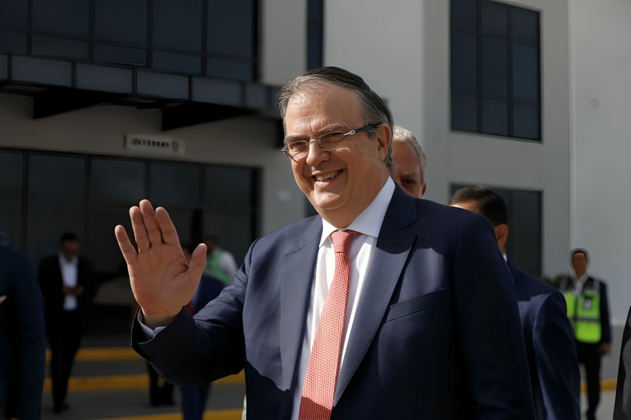 Ebrard celebra inversiones en México