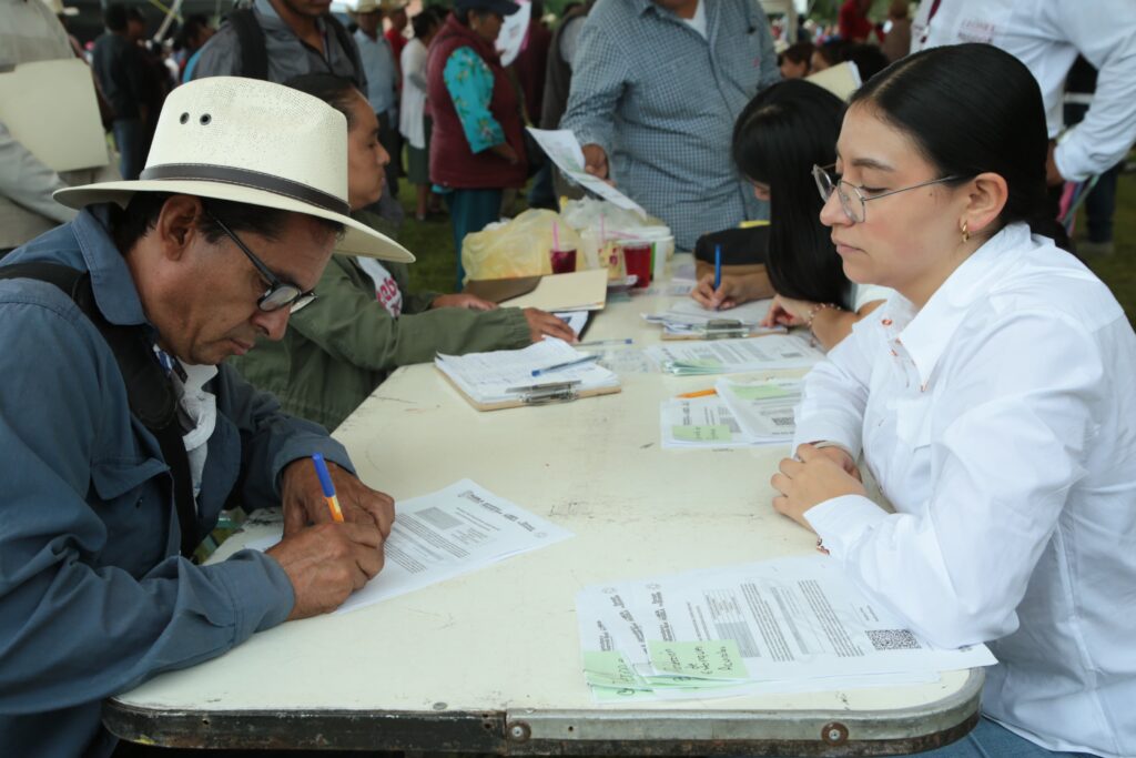 Armenta entrega apoyos