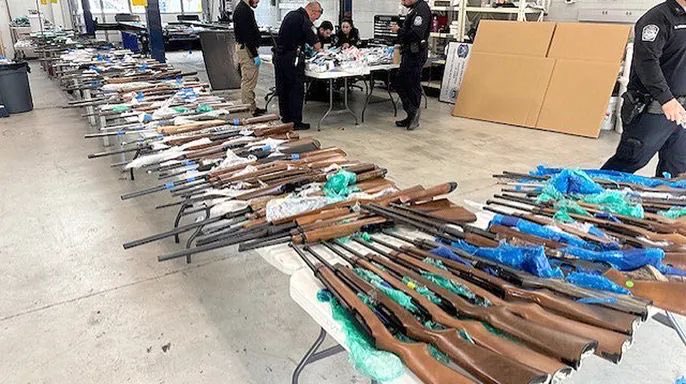 EU decomisa 400 fusiles de contrabando a México