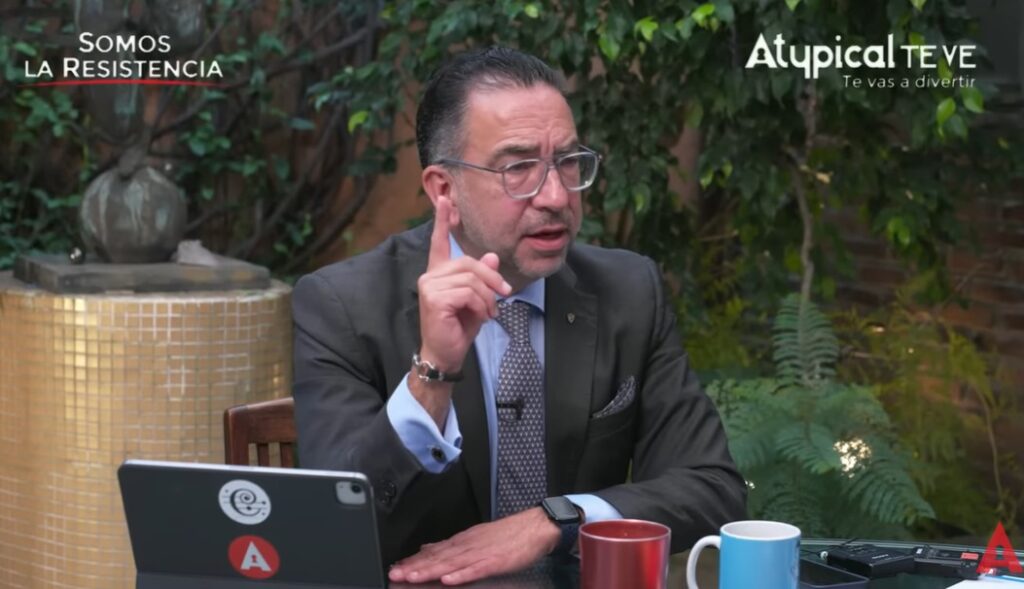 Javier Lozano en Atypical