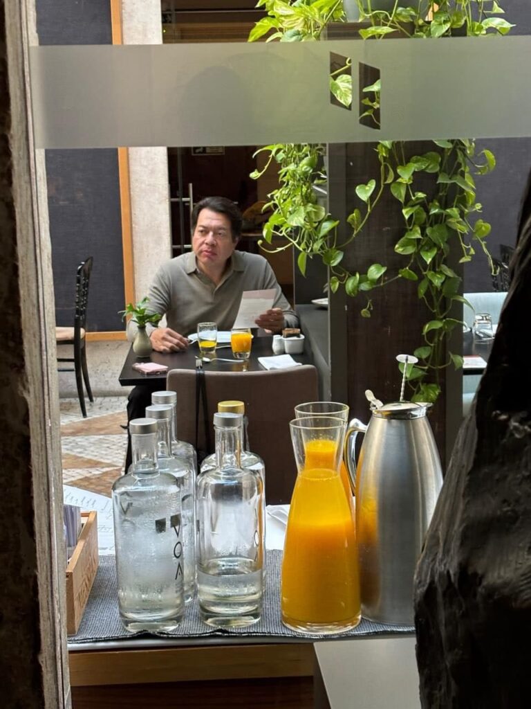 NYT critica lujos de Morena