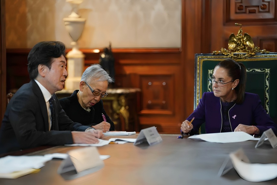 Sheinbaum analiza inversiones con CEO de Mazda Motors