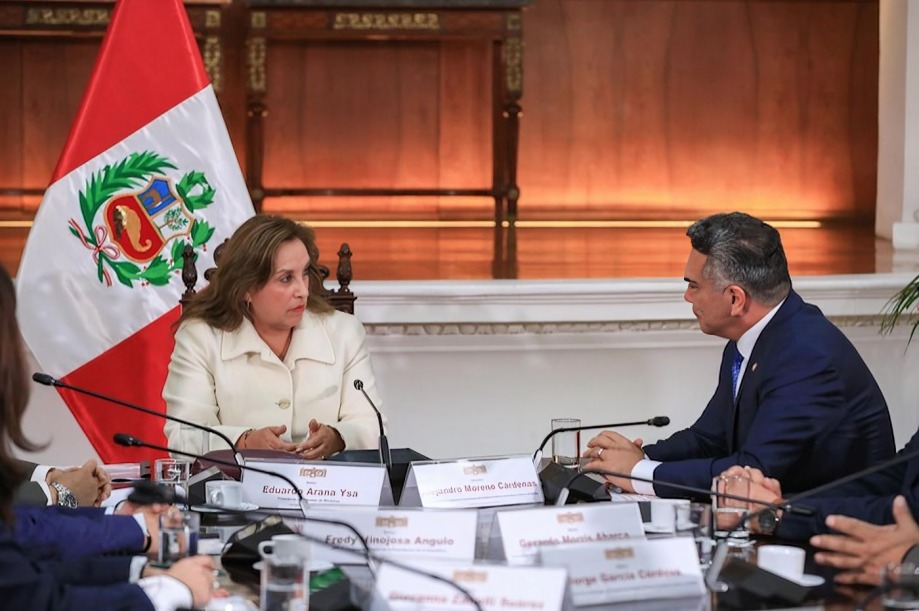 Viajes de Alito Moreno al extranjero durante sesiones del Senado
