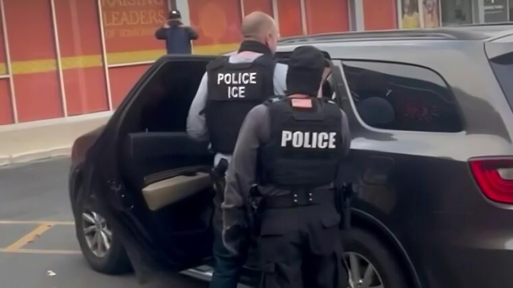 Agentes del ICE arrestan a maestra en guardería de Chicago