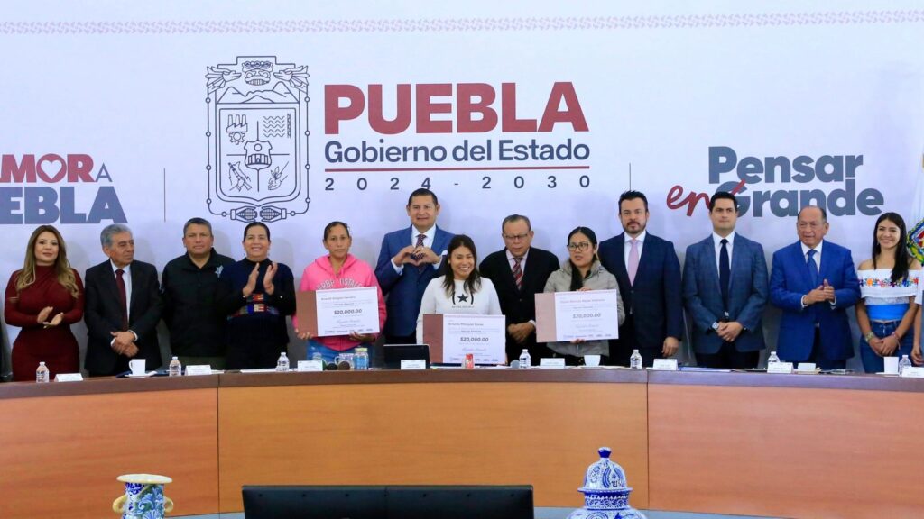 Armenta entrega apoyo a migrantes