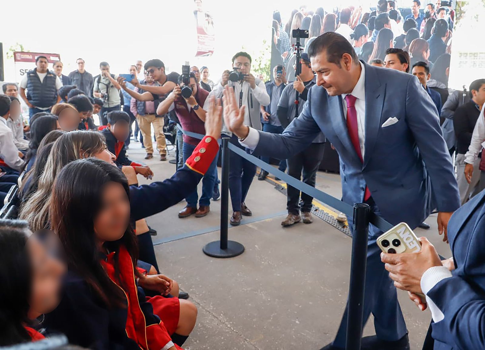 Armenta entrega 79 mil Becas de Conectividad en 2025