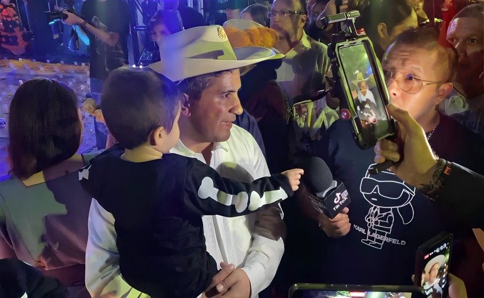 Carlos Manzo y su hijo