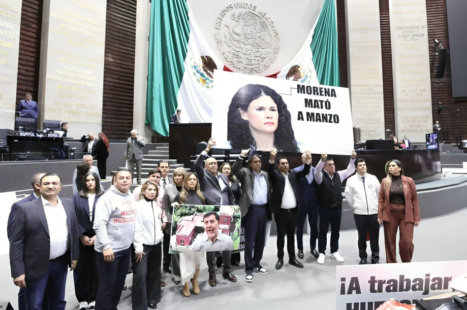 Diputados del PRI colocan pancarta con rostro de Luisa Alcalde