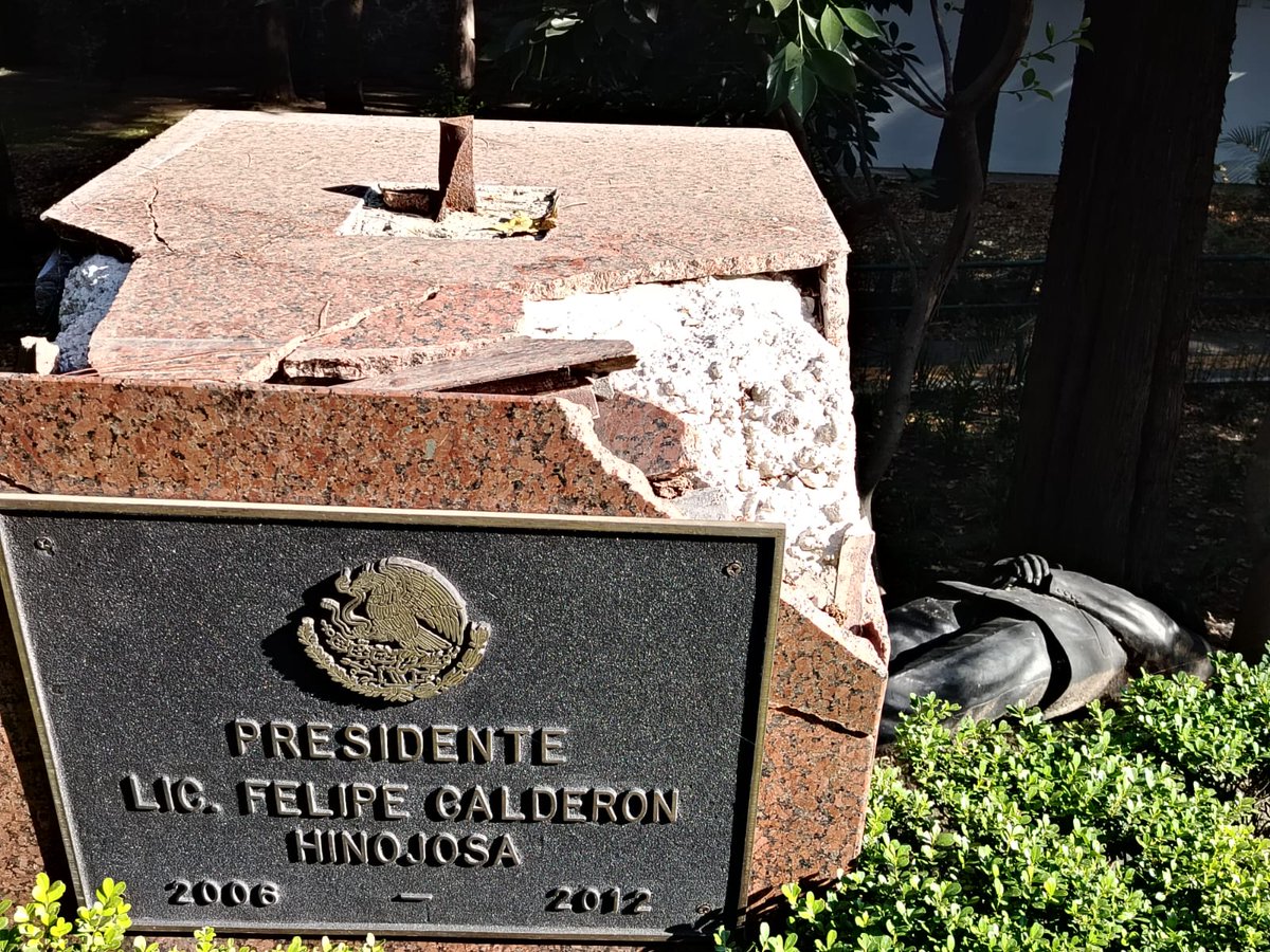 Estatua de Calderón sigue tirada
