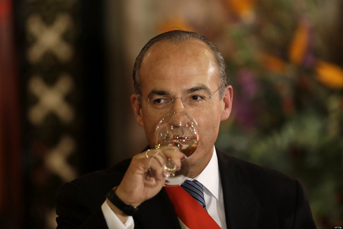 Felipe Calderón bebiendo 