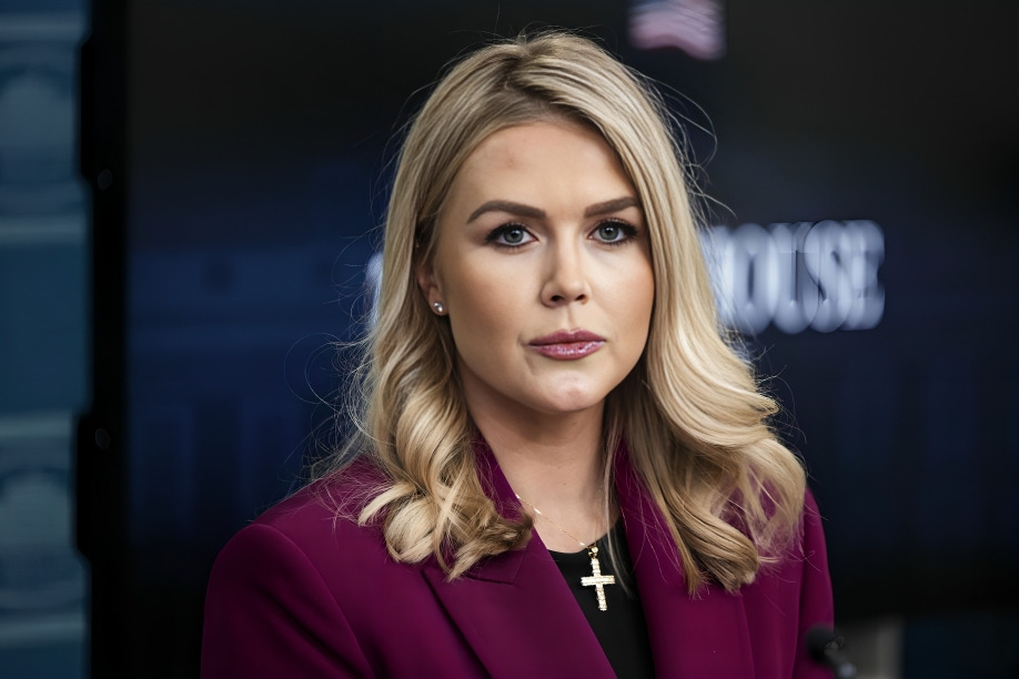 Agentes del ICE detienen a familiar de Karoline Leavitt
