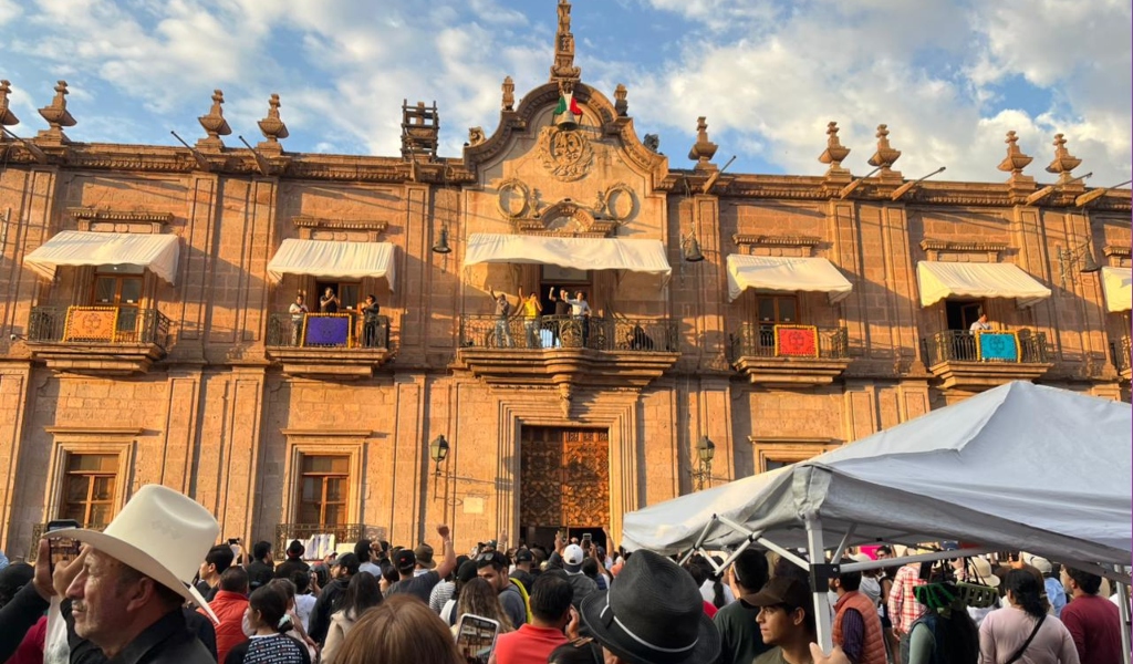 Manifestantes toman Palacio en Michoacán 