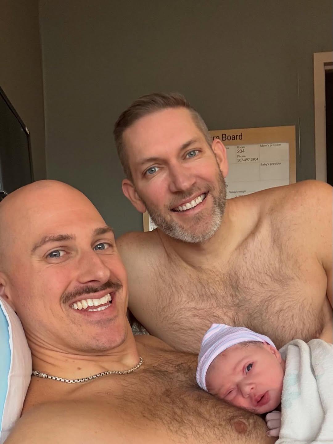 Papás con hija recién nacida 