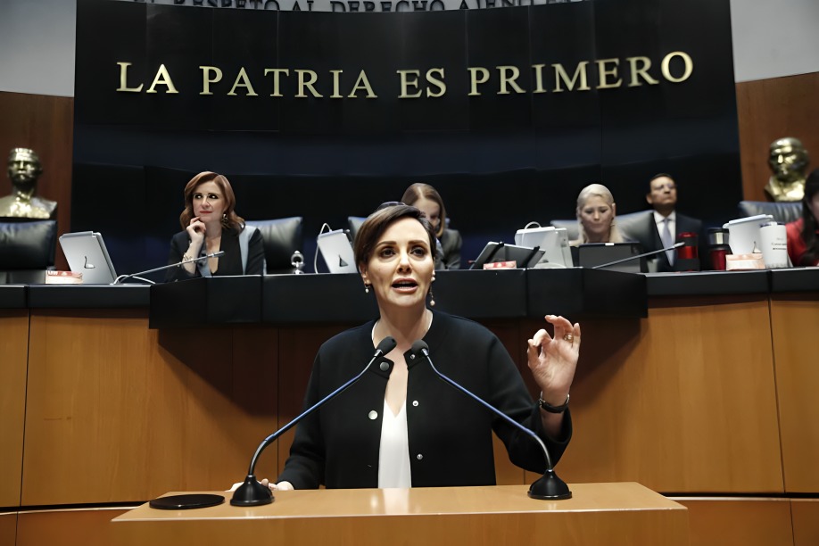 Redes se burlan de Lilly Téllez en su cumpleaños