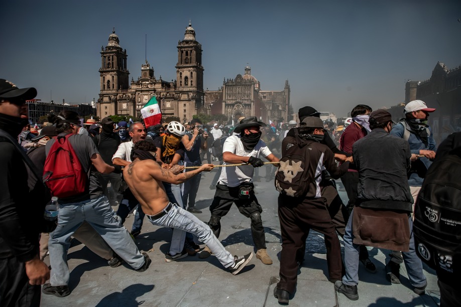 TV Azteca acusa a gobierno de robo a reportera