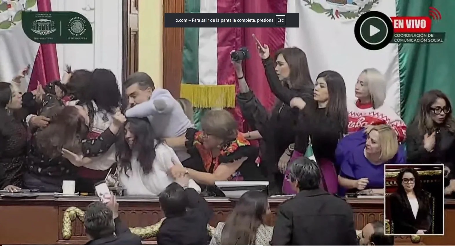 Diputadas se agarran a golpes