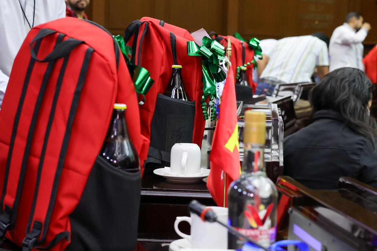 Diputado priista da mochilas con caguamas a legisladores de Michoacán 