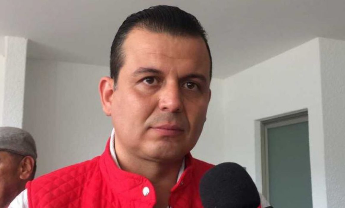 Diputado priista en Michoacán regala mochilas con caguamas