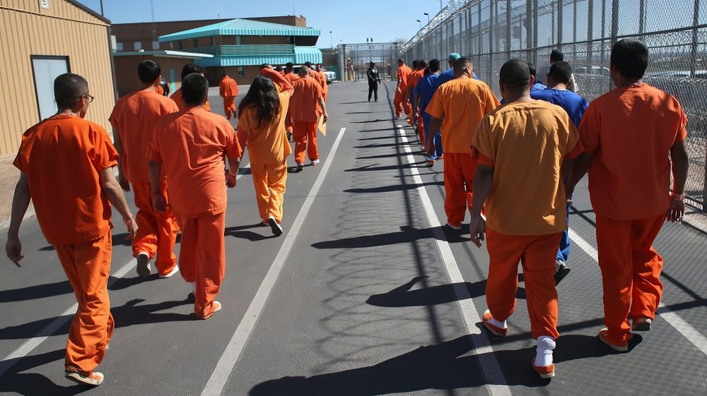 EU traslada a 14 prisioneros a México para cumplir condenas