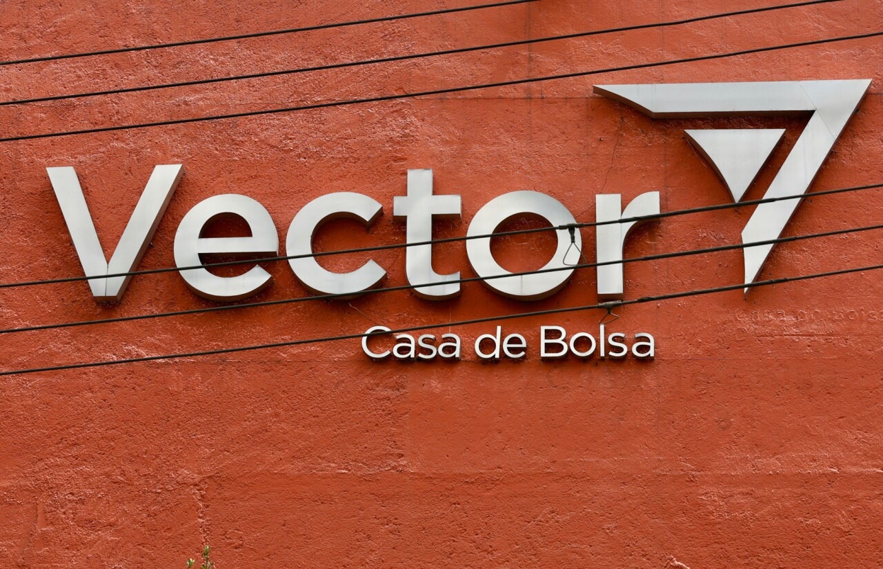 Gobierno federal suspende operaciones de Vector